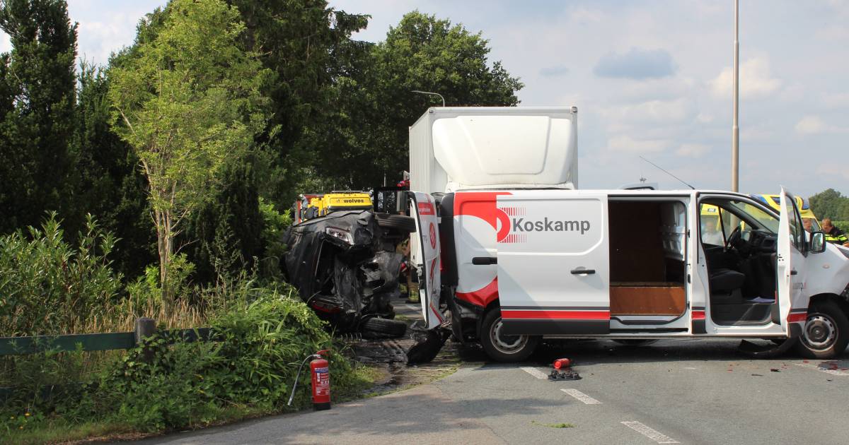 Vrouw uit Deventer naar ziekenhuis na ernstig ongeval van vier voertuigen tussen Epse en Gorssel.