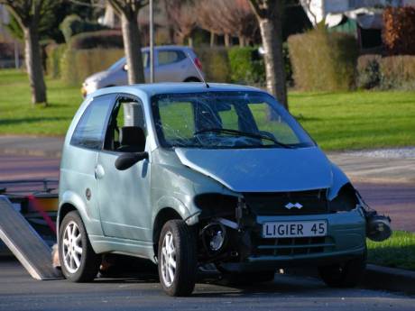 Bestuurder van brommobiel raakt gewond nadat hij op zijn kop beland