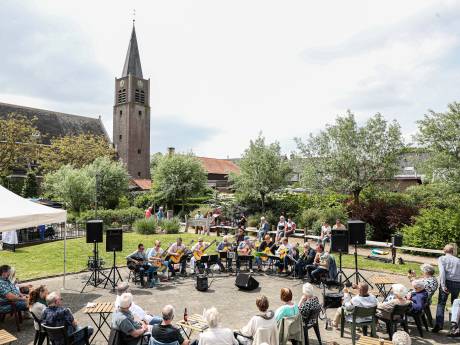 Kunstmarkt Nispen: gezelligheid met regenhoedjes en schilderijtjes 