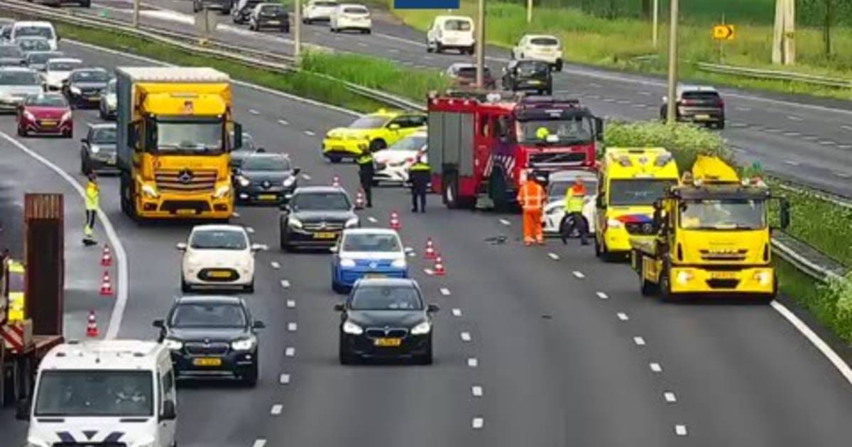 Lange file op A28 na botsing bij Hattemerbroek.
