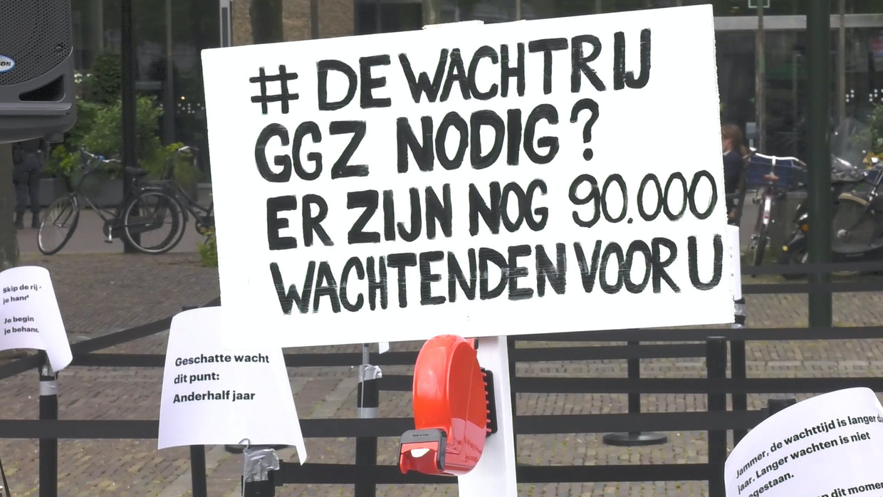 Actie van Charlotte Bouwman tegen de lange wachtlijsten in de ggz. Samen met lotgenoten wachtte ze op de stoep van de Tweede Kamer in een nagebouwde wachtrij en confronteerde ze staatssecretaris Paul Blokhuis met het probleem. Beeld  