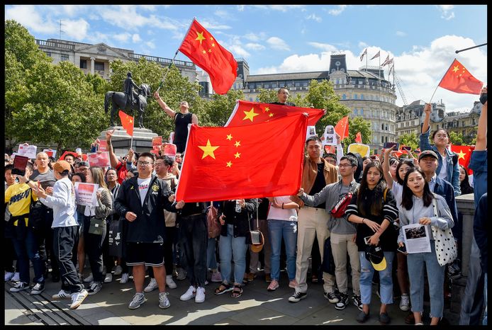 Een groep Chinezen hield aan Trafalgar Square een tegenbetoging.