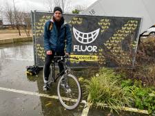 Stefan (32) fietst land door om geld op te halen, Amersfoorter schiet te hulp na kapotte fietsband