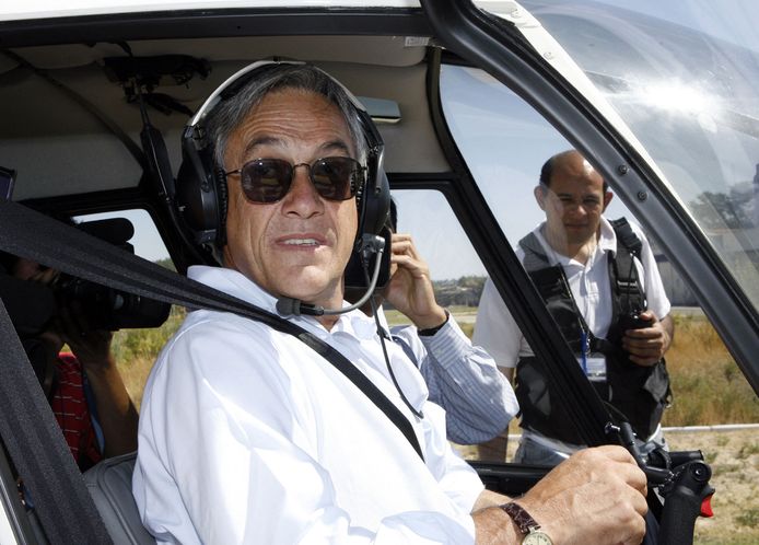 De Chileense oud-president Sebastian Piñera in zijn helikopter op een archiefbeeld uit 2006. Volgens lokale media bestuurde Piñera zelf de helikopter ten tijde van het ongeluk.
