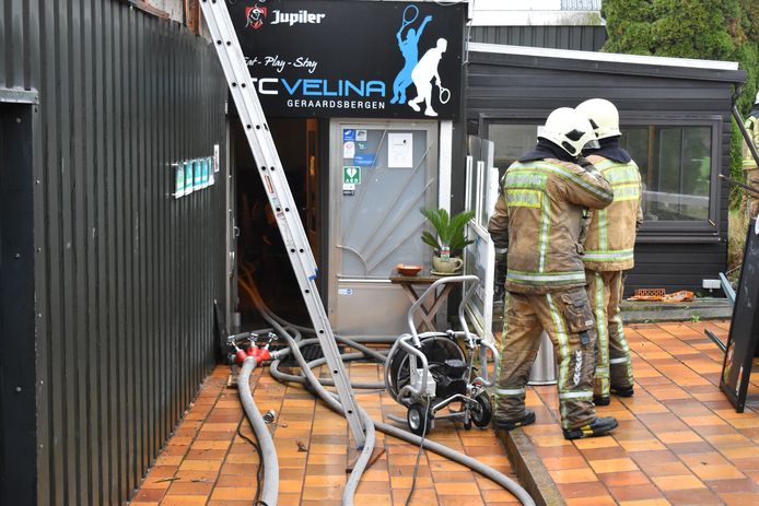 De brandweer had heel wat werk om het vuur onder controle te krijgen.