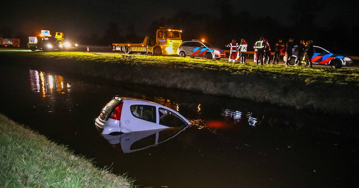 Botsing op A28 bij Rouveen, auto schiet van de weg de naastgelegen sloot in.
