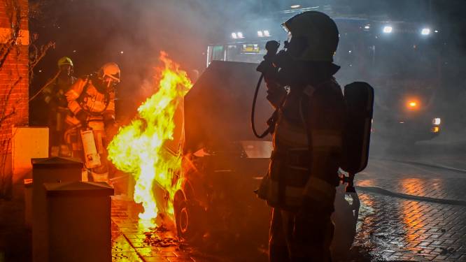 Autobrand in Waterstraat Beek blijft vlammen door volle benzinetank