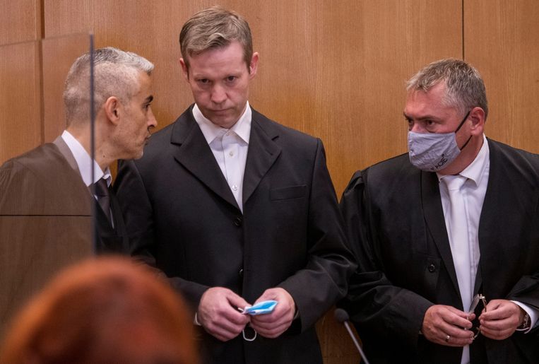 Stephan Ernst (m.) met zijn advocaten Mustafa Kaplan (l.) en Frank Henning in de rechtszaal.  Beeld REUTERS