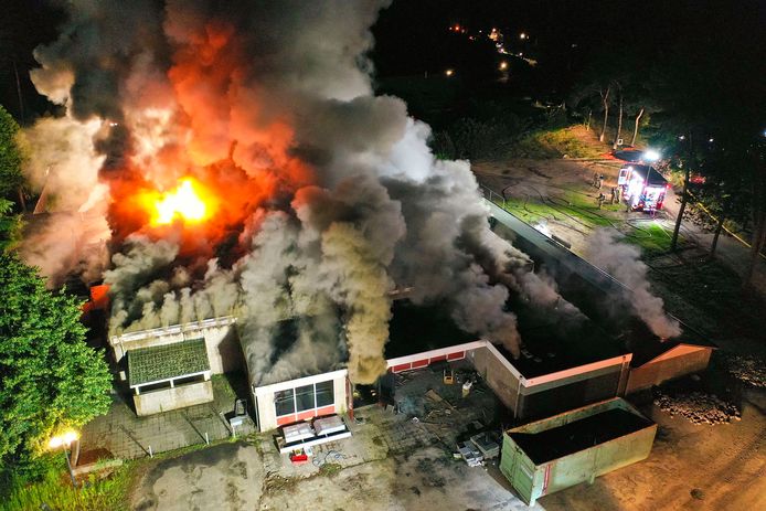 De brand werd rond 22.00 uur ontdekt, rond 23.30 uur bleken er metershoge vlammen uit het pand te slaan.