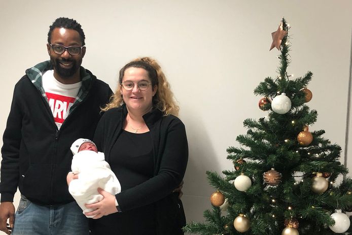 Fiere ouders Ielke Quintens en Michael Nwogu  met hun mooiste kerstgeschenk ooit : Arys.