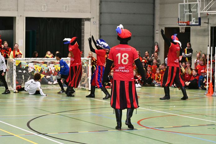 De Pieten nemen het in een zinderende ambiance op tegen leerlingen van de basisschool van Oostrozebeke.