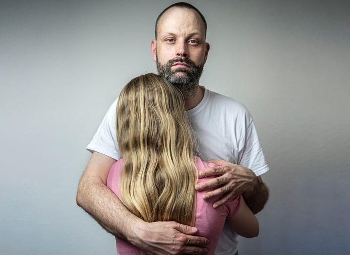 Marcel Jeninga samen met , zijn dochter die misbruikt is.