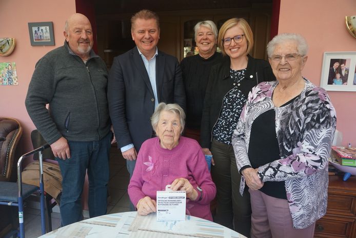 OUDENBURG - Maria Sentij (zittend) kreeg als oudste nog thuiswonende inwoner een rookmelder cadeau