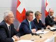 De toplui van de twee banken, Axel Lehmann (eerste links) voor Credit Suisse en Colm Kelleher voor UBS (tweede links) samen met het hoofd van het Zwitserse ministerie van Financiën Karin Keller-Sutter (tweede rechts) en de Zwitserse bondspresident Alain Berset (eerste rechts).