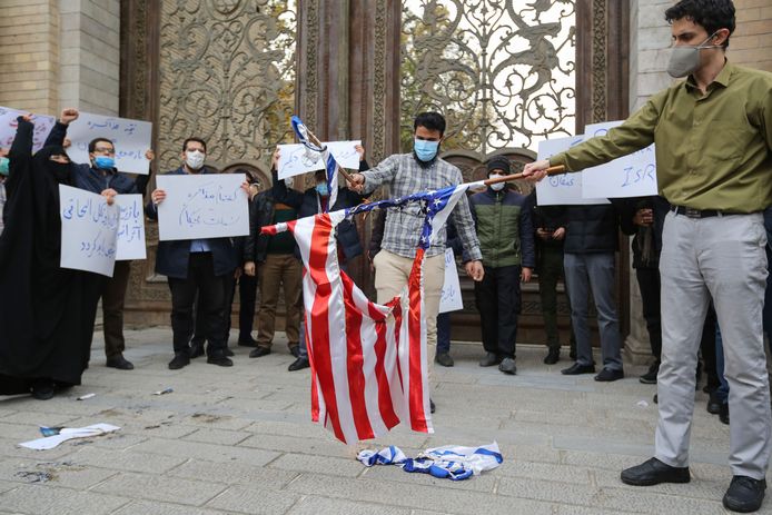 Iraanse studenten verbranden Amerikaanse en Israëlische vlaggen in Teheran.