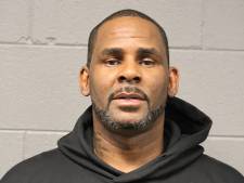 Zanger R. Kelly ontkent misbruik in eerste interview na arrestatie