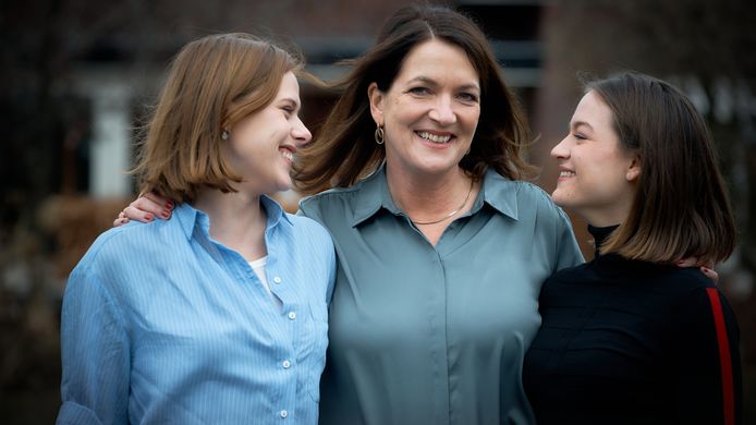 Susan Radder (als Lieke Meijer), Malou Gorter (als Merel Larooi) en Juna de Leeuw (als Hansje Meijer) in Oogappels.