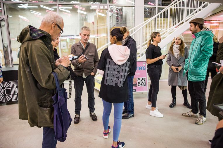 Bezoekers laten hun QR-code zien bij de opening van Depot Boijmans Van Beuningen, 6 november 2021 in Rotterdam.
 Beeld Arie Kievit