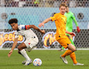 Frenkie de Jong in duel met de Amerikaanse middenvelder Tyler Adams in de achtste finale.