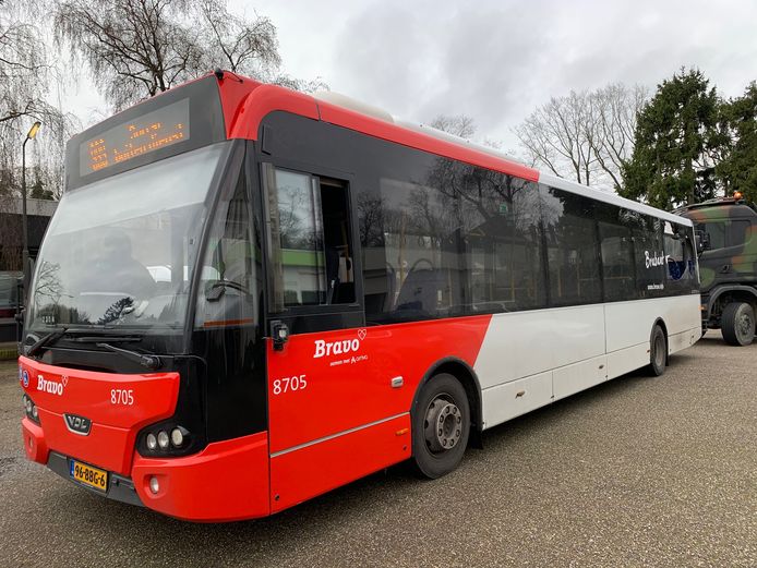 De schade aan de bus bij Vught, na de aanrijding met een Defensie-voertuig.