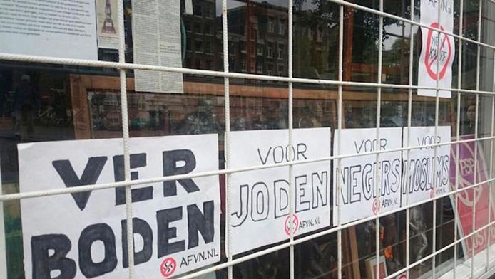 De bordjes zoals ze in mei 2015 op The Totalitarian Art Gallery geplakt werden.