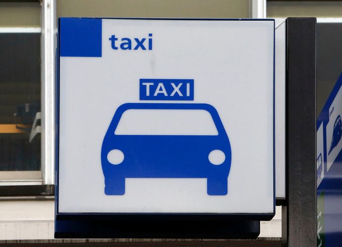 Bijna 80 procent van de taxi’s niet in orde bij grote politiecontrole, tractor met feestgangers