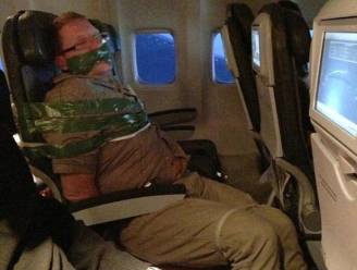 Dronken passagier aan stoel vastgeplakt in volle vlucht