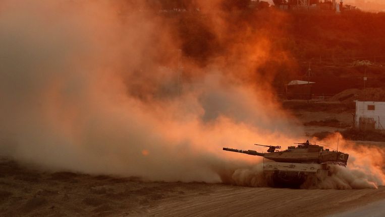 Een Israëlische tank trekt zich terug uit de Gazastrook Beeld afp