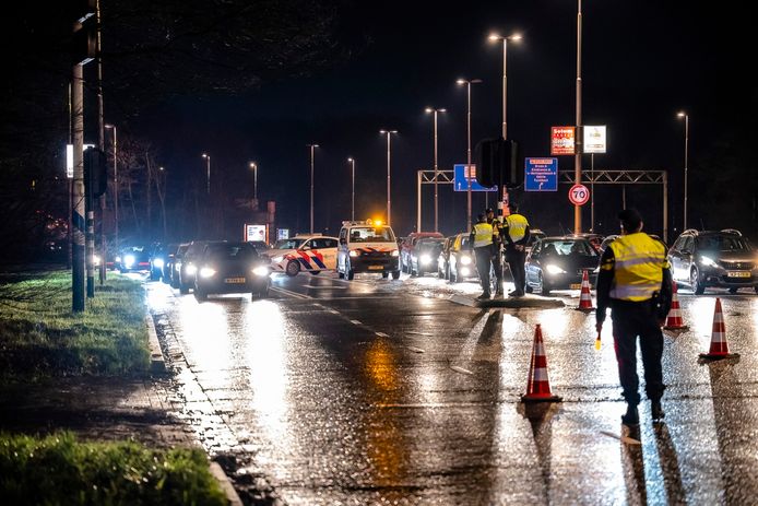 Politie begeleidt bestuurders naar de plaats waar de controle plaatsvindt.