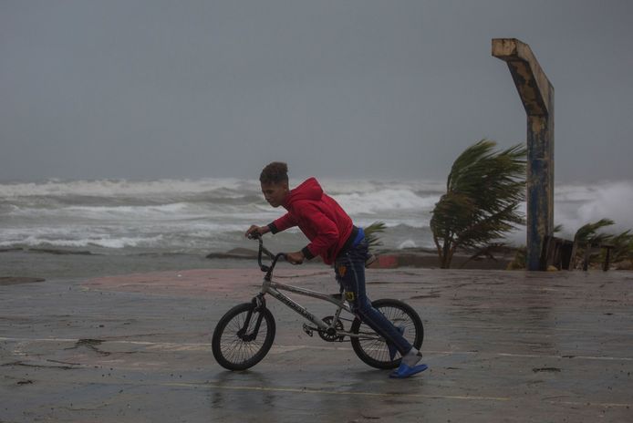 Orkaan Fiona komt aan land op de Dominicaanse Republiek.