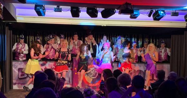 Duizel haakt in op Bonte Avond van De Zwetsers - Eindhovens Dagblad