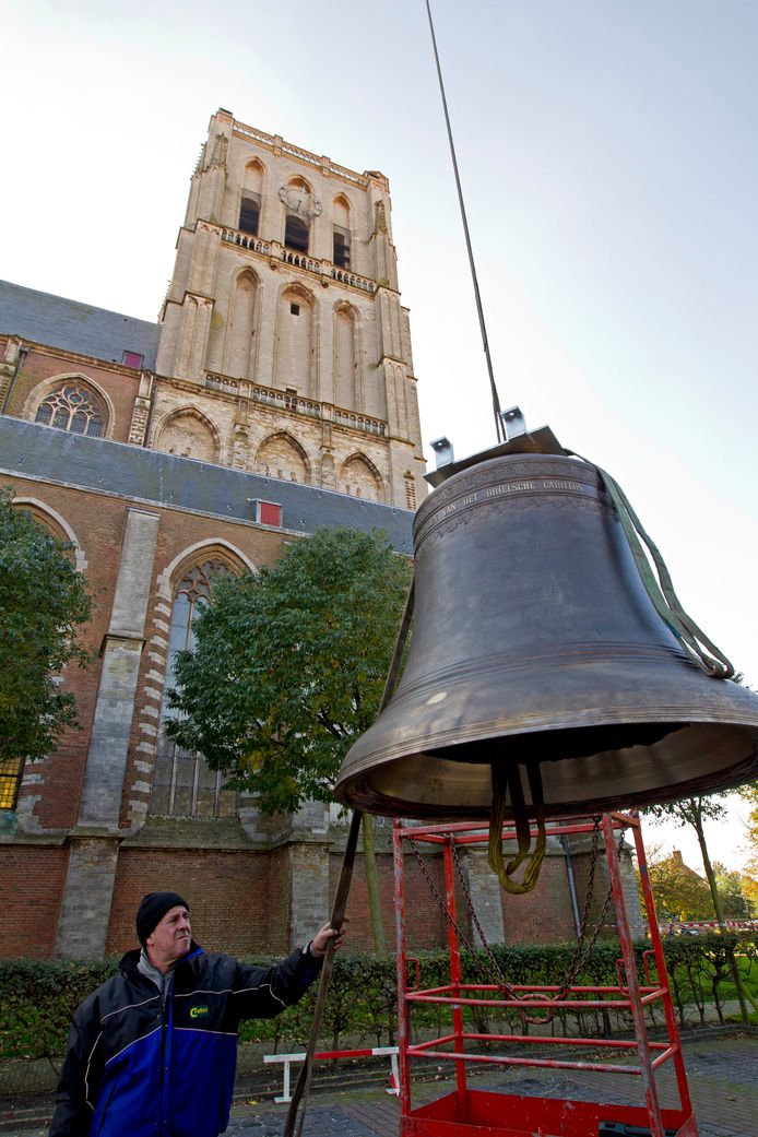 Bij de jaarwisseling blijft de Brielse Dom stil. Hier wordt een klok de kerk ingetakeld.