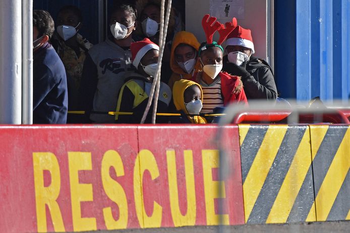 Archiefbeeld van december. Geredde migranten op het ship Sea-Eye 4 bij de haven van Pozzallo.