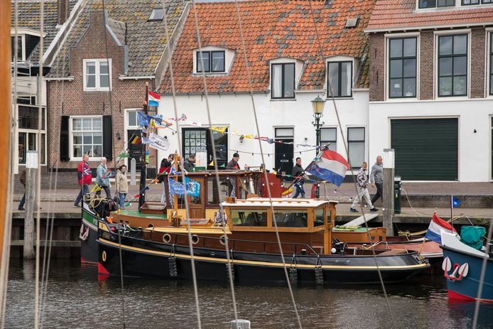 Een van de rijk versierde schepen in Elburg.