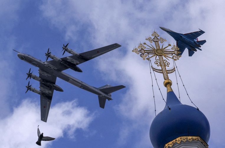 Een Tupolev TU-95-bommenwerper en een Sukhoi Su-35-gevechtsvliegtuig bij de repetitie boven Moskou woensdag. Beeld REUTERS