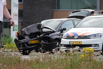 Automobilist rijdt door na ongeval en botst op verkeerspaal in Veenendaal