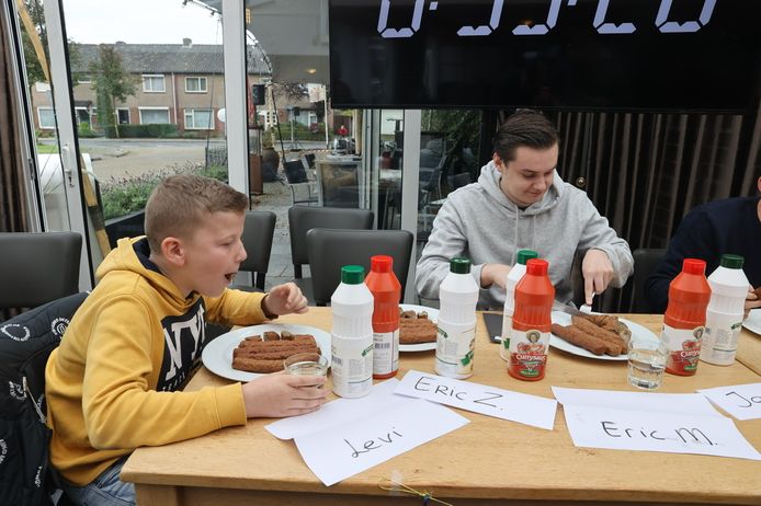 De twaalfjarige Levi Kusters (links) werd derde tijdens het NK frikandellen eten in Mierlo, dat vooraf ging aan het NK airfryer-werpen. Hij werkte acht frikandellen naar binnen. Dat was wel veel minder dan de winnaar: 19,5 frikandel.