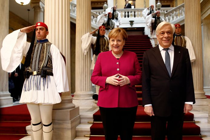 Merkel en president Pavlopoulos in het paleis in Athene.