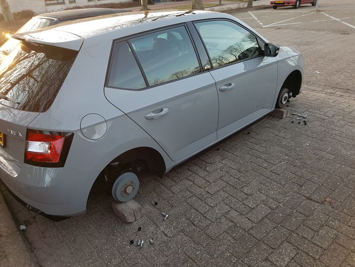 Een Skoda werd deze week in Hoogland ontdaan van zijn wielen.