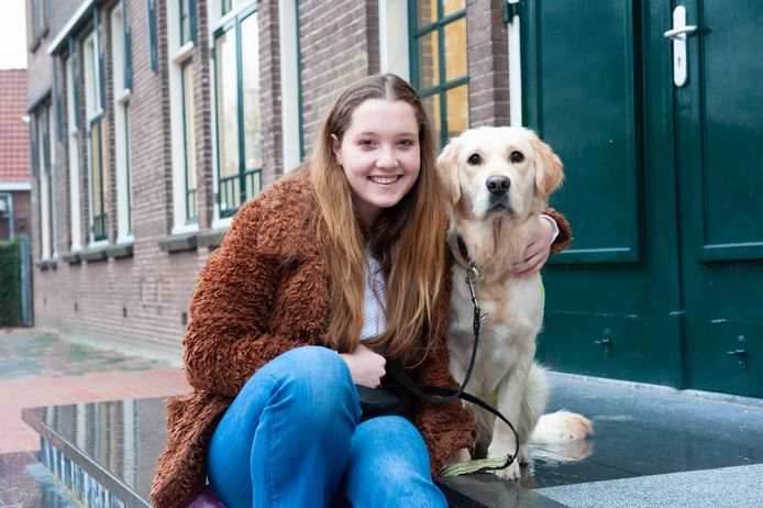 Carlijn Hoogeveen (19) met haar hulphond Lucky.