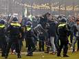 143 arrestaties bij rellen in Amsterdam: ‘Sommige betogers droegen vechthandschoenen’