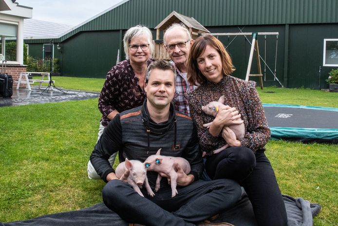 Gerda, Jo (achter), Remko en Bea Tijs zijn trots op hun varkensbedrijf.
