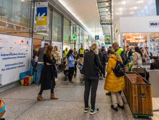 Rode Kruis helpt gestrande vluchtelingen in Brussel-Zuid pas vanaf 17 uur (maar belooft beterschap)