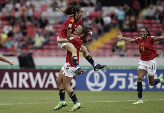 De Spaanse topscorer Inma Gabarro (onder), die tegen Nederland twee keer scoorde, wordt na een van haar treffers bejubeld door een ploeggenote.