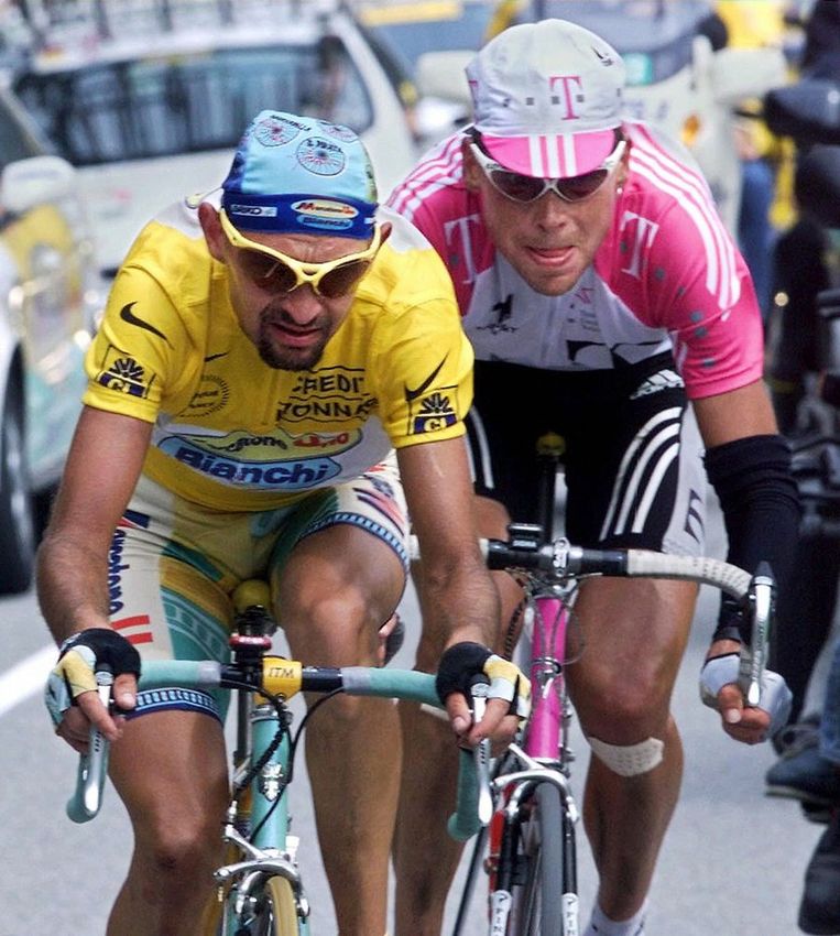 Marco Pantani (links) en Jan Ullrich, twee notoire dopingzondaars. Panani won de Tour in 1998, toen het gebruik van epo voor het eerst massaal aan het licht kwam. Beeld AFP