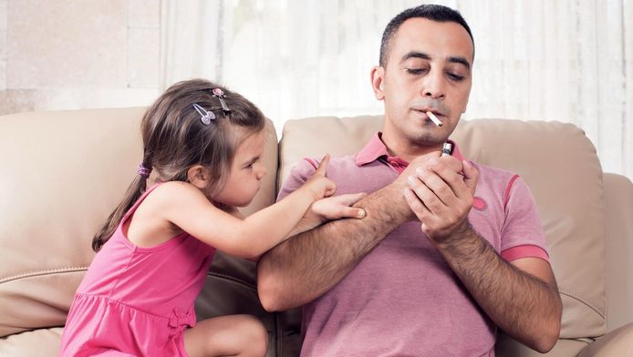 Een nieuwe campagne wil rokers over de streep trekken via een deal met hun kroost.