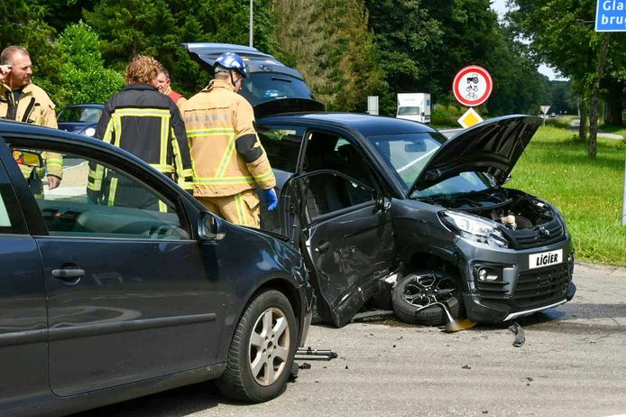 Bij een aanrijding in Enschede zijn dinsdagmiddag twee personen gewond geraakt.