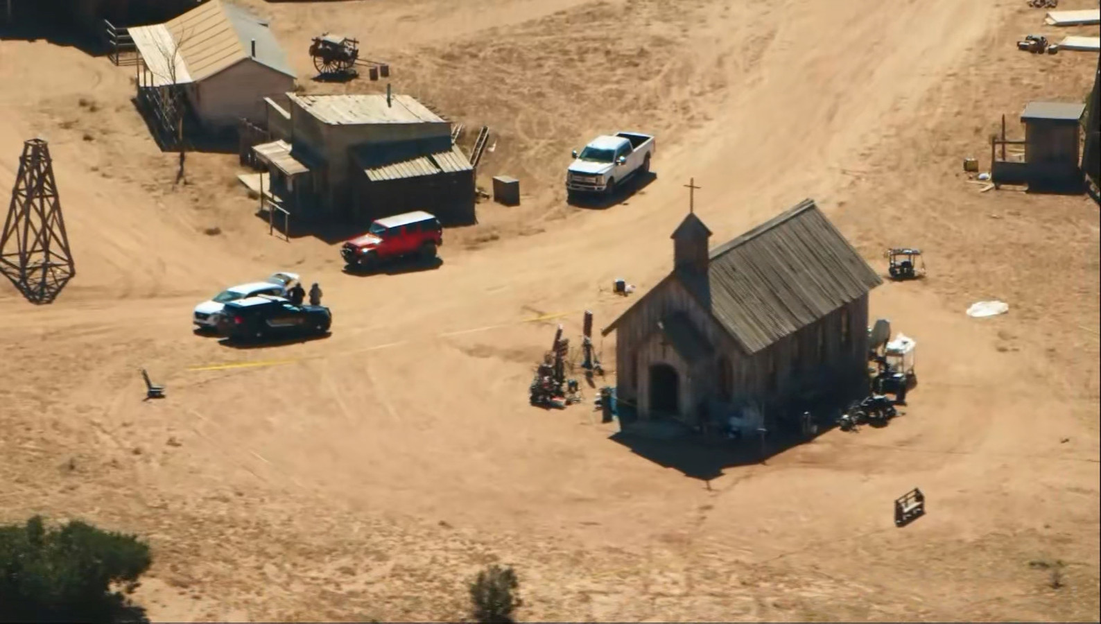 Luchtopname van de Bonanza Creek Ranch waar acteur Alec Baldwin donderdag per ongeluk cameravrouw Halyna Hutchins dodelijk verwondde.