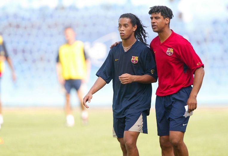 Rijkaard in zijn tijd bij FC Barcelona met toenmalig sterspeler Ronaldinho.
 Beeld BSR