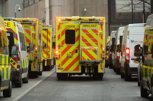 Ambulances in de wachtrij in Londen.